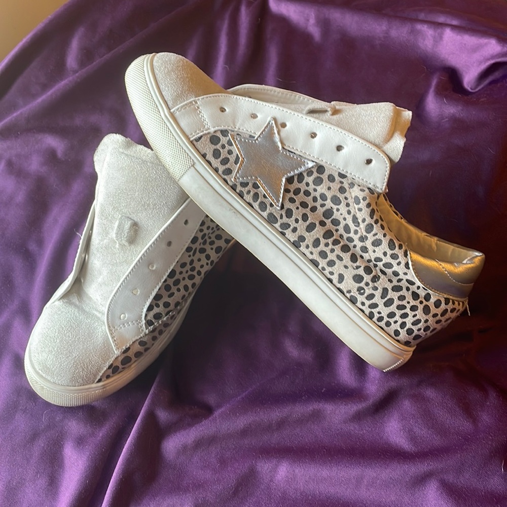🌟 🐆 Cheetah print suede shoes with silver stars sz 9